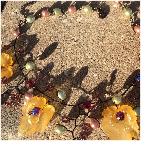 Freshwater Pearl  & Lucite Flowers Wire Art Necklace - Picture 1 of 5